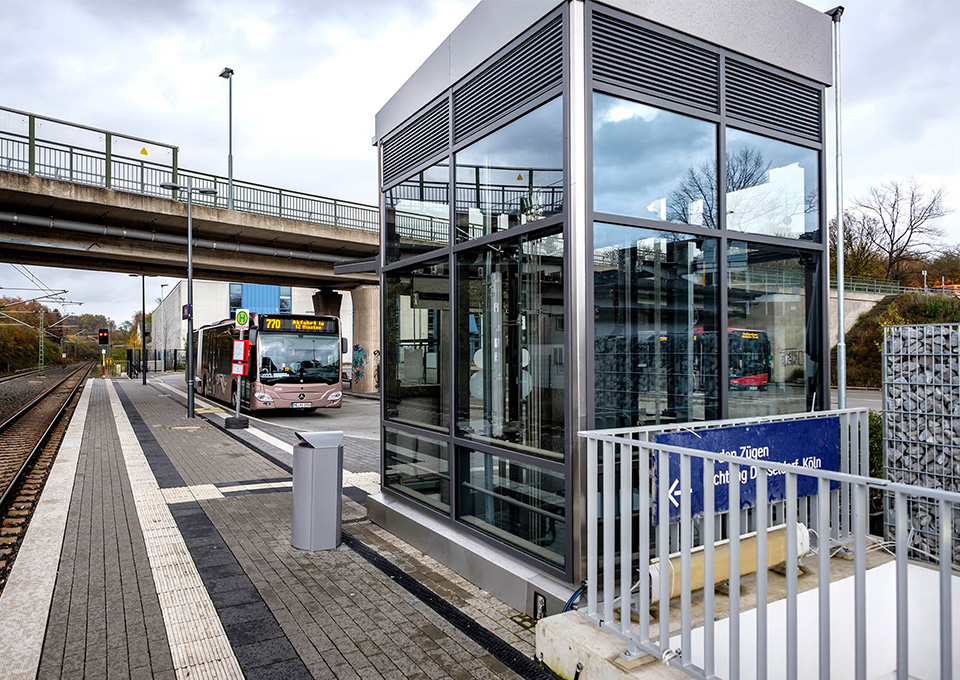 Kombibahnsteig am Bahnhof Ratingen Hösel mit Aufzug im Vordergrund und Bus im Hintergrund