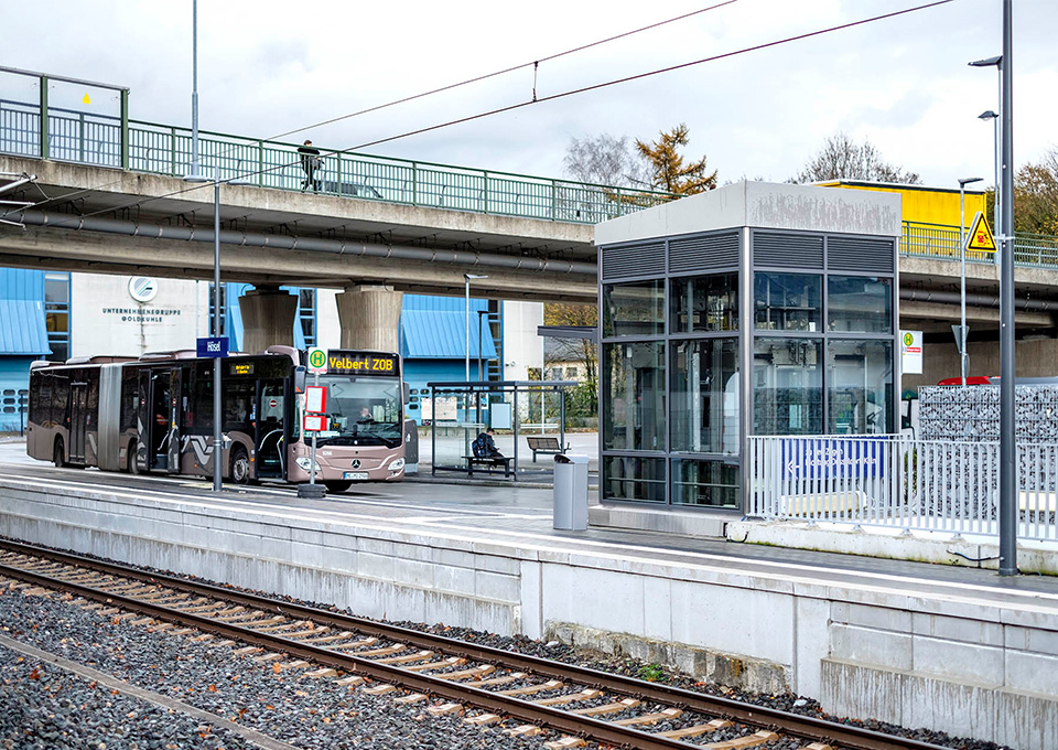 Kombibahnsteig am Bahnhof Ratingen Hösel mit Bus und Wetterschutz