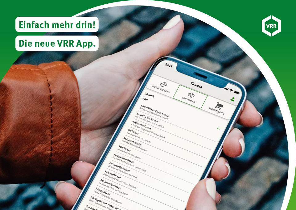Eine Person hat ein Handy mit der neuen VRR App in der Hand
