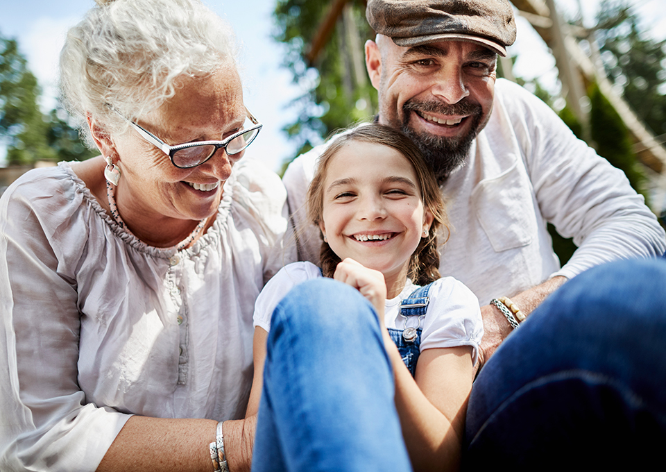 Eine Frau, ein Mann und ein Kind halten sich im Arm