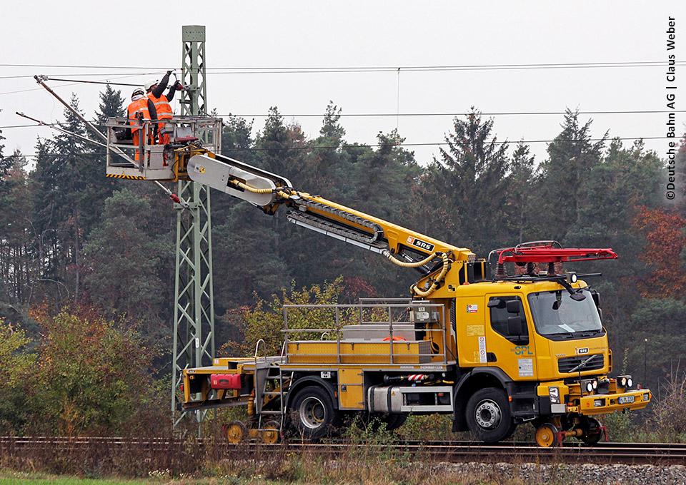 Ein Baustellenfahrzeug arbeite an der Oberleitung