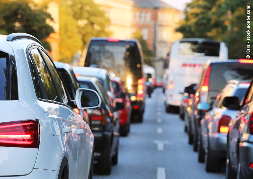 Autos im Stau in einer Straße