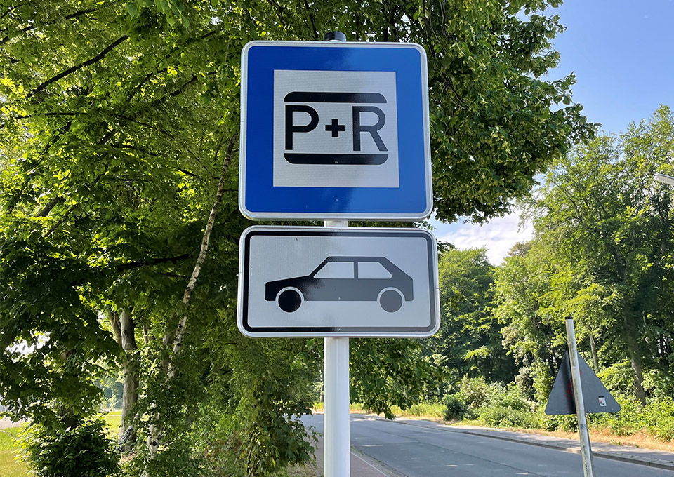 Hinweisschild "Park+Ride"