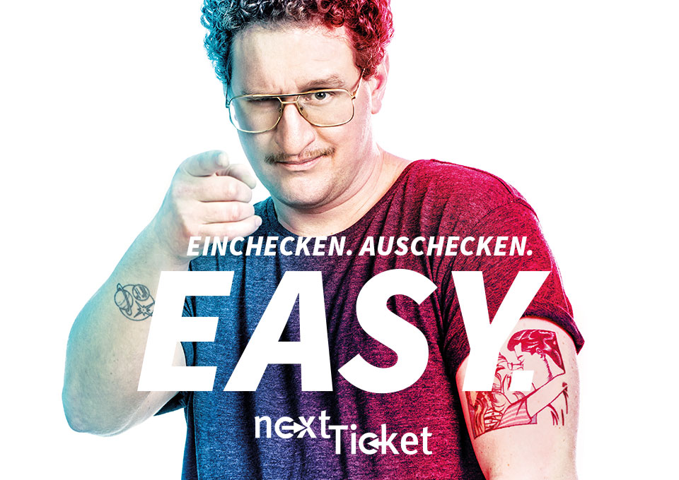 Das Kampagnenplakat des nextTickets 2.0 mit einem jungen Mann, der die Aufschrift "Alles easy" umklammert