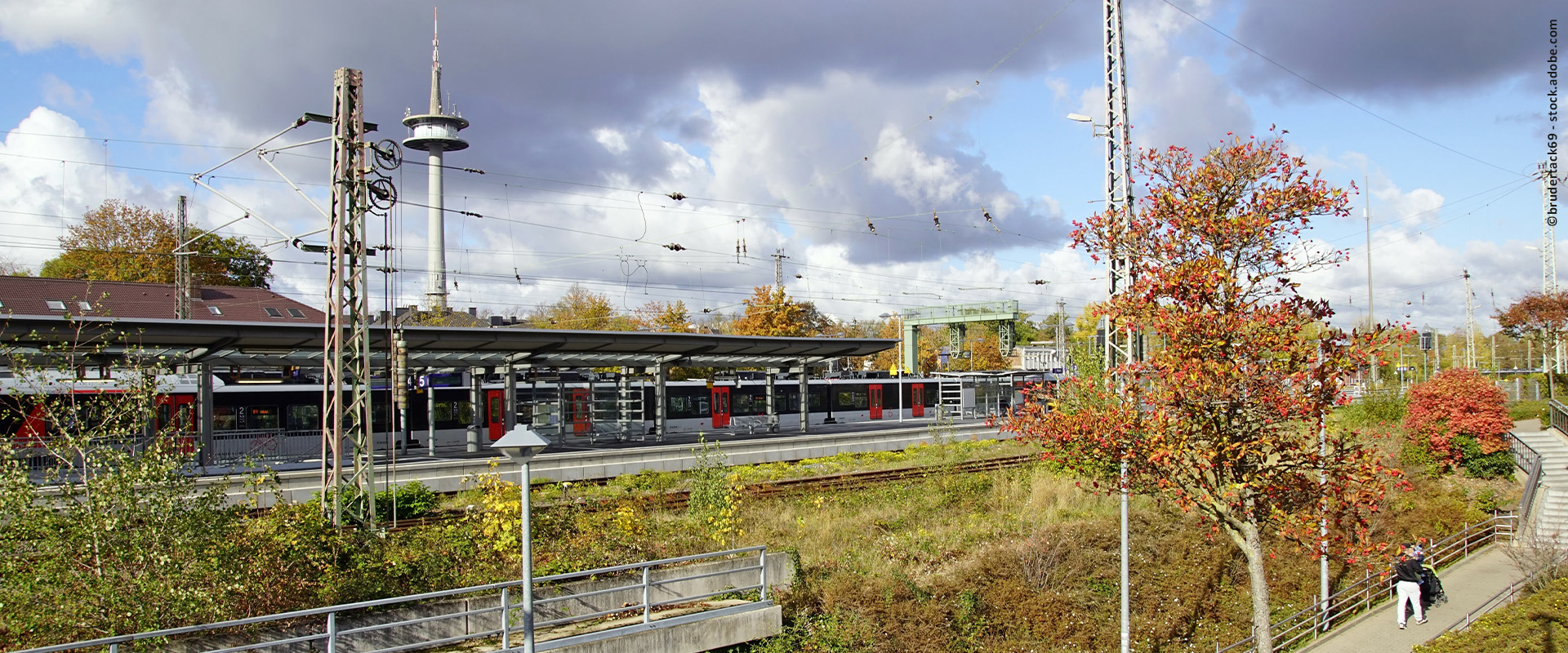 Blick auf Bahnsteig am Bahnhof Wesel, RE 19 im Hintergrund