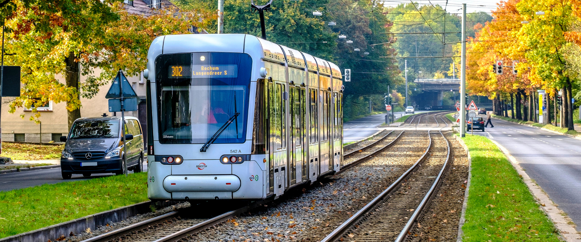 Straßenbahn 302/310 fährt über Gleise