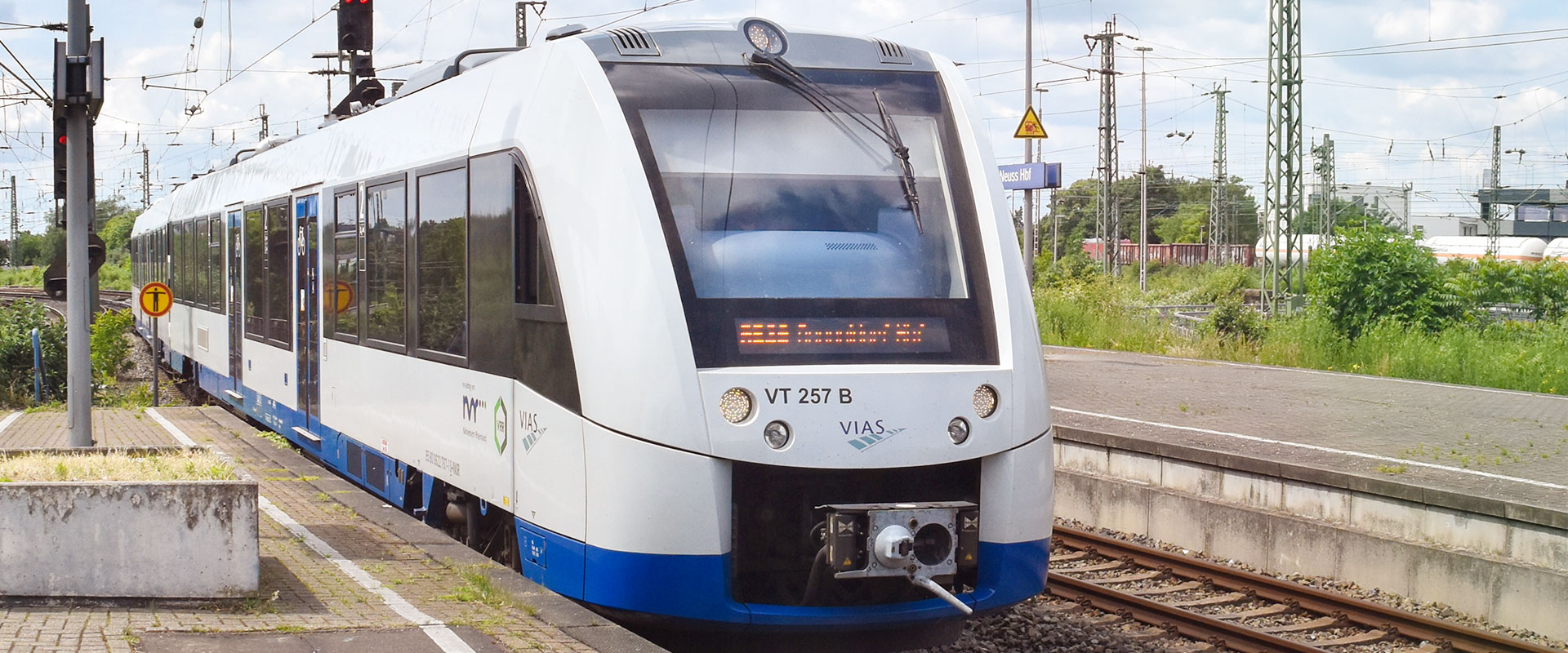 Ein Vias-Zug steht an einem Station am Bahnsteig, Ansicht von vorne