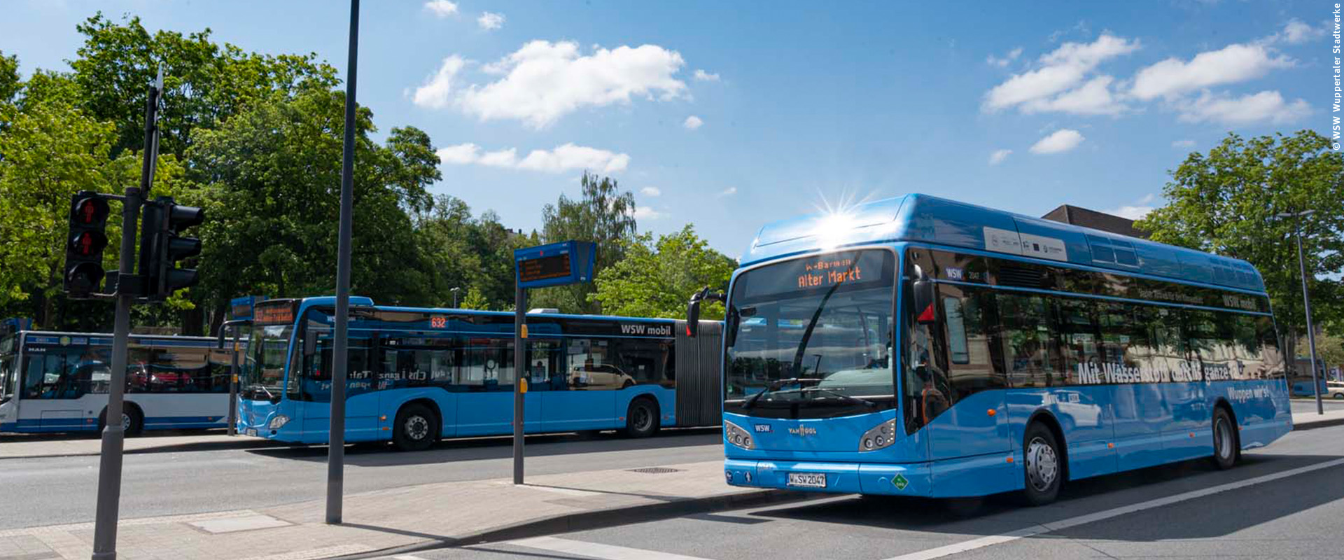WSW Wuppertaler Stadtwerke Ein blauer Wasserstoffbus steht an der Haltestelle