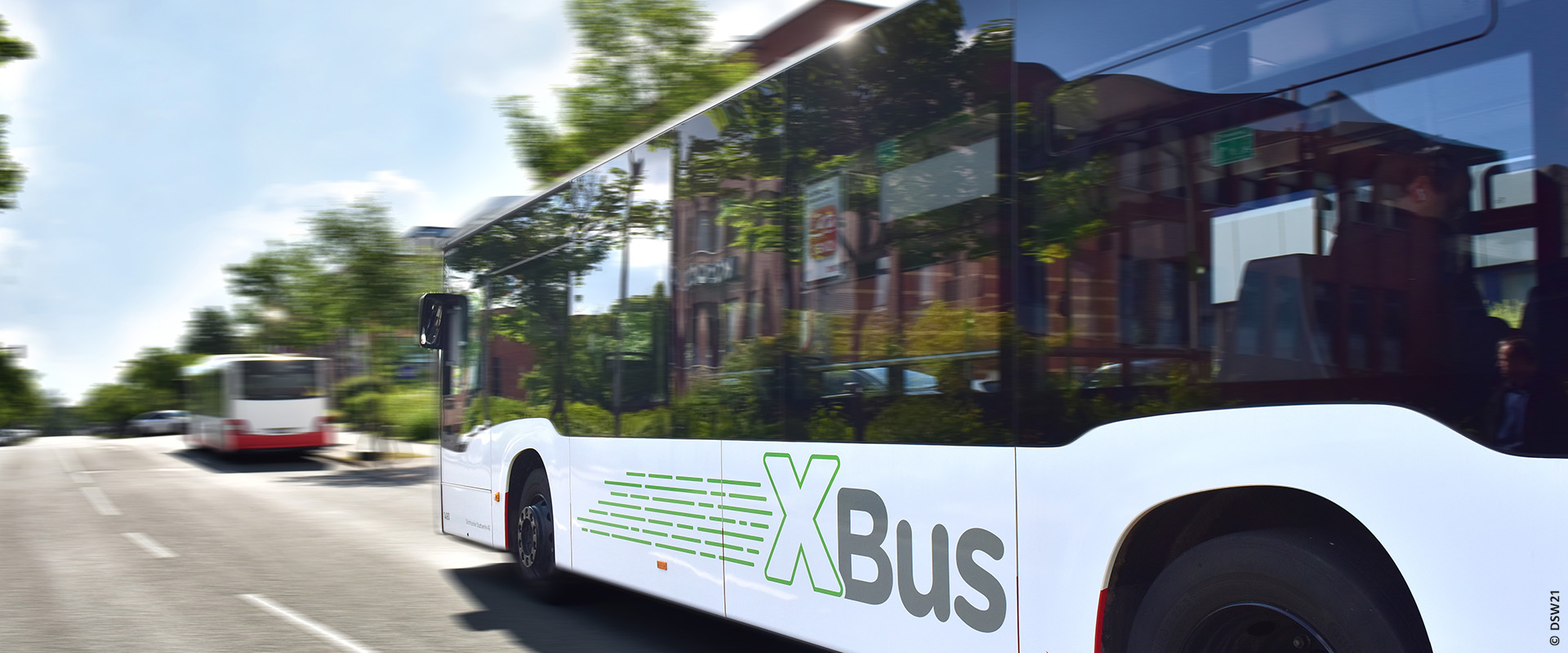 Ein XBus von DSW21 fährt über eine Straße