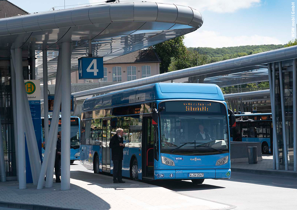 Ein Wasserstoffbus am Busbahnhof