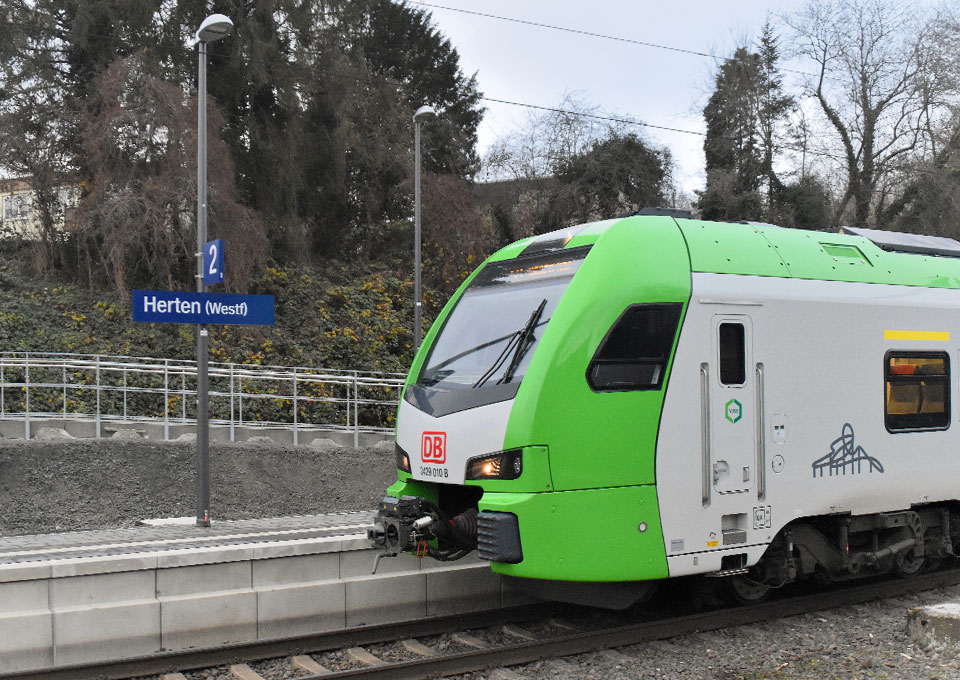 Ein Zug der Linie S9 am Bahnhof Herten
