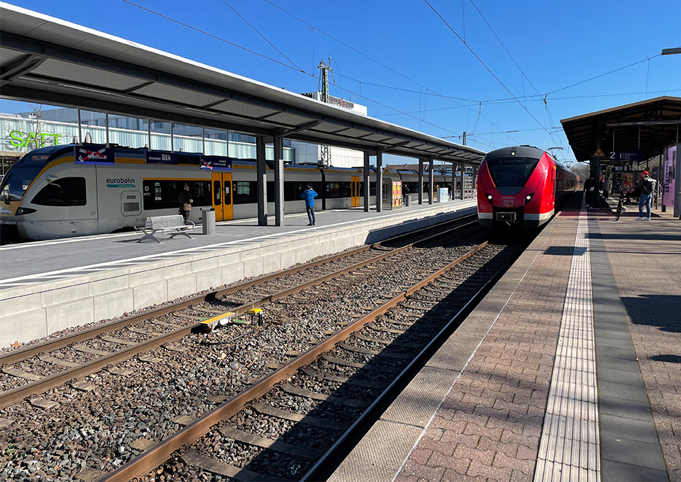 S-Bahn-Bahnsteig und Regionalbahnsteig mit Zügen