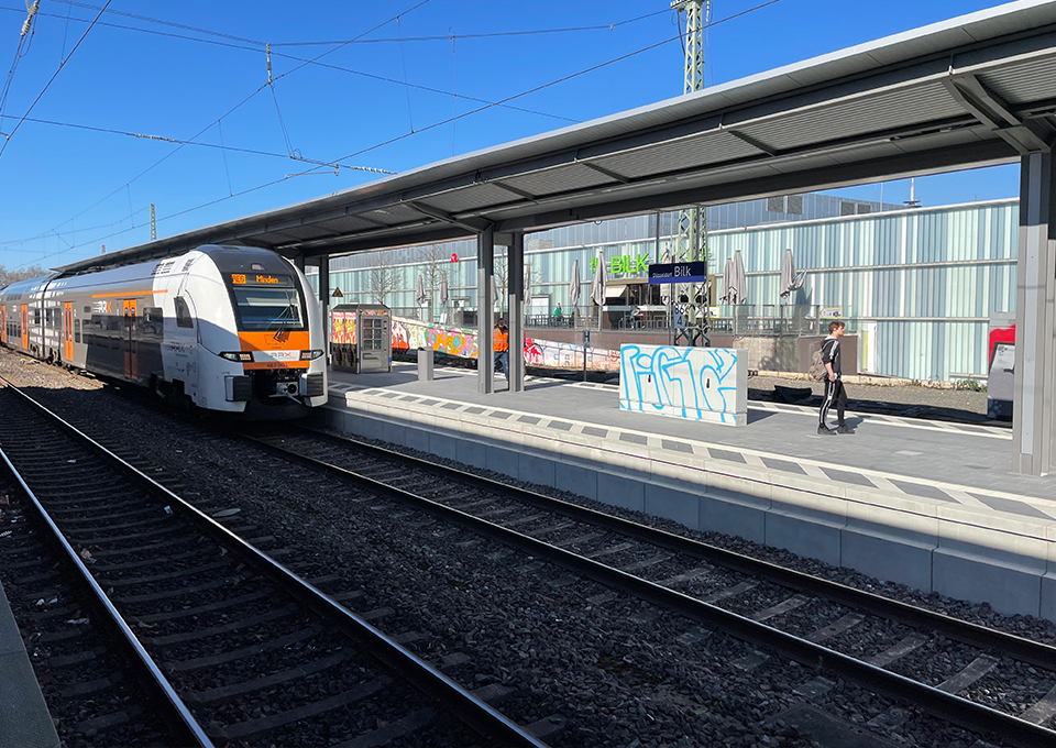 Der neue Regionalbahnsteig mit RRX-Zug