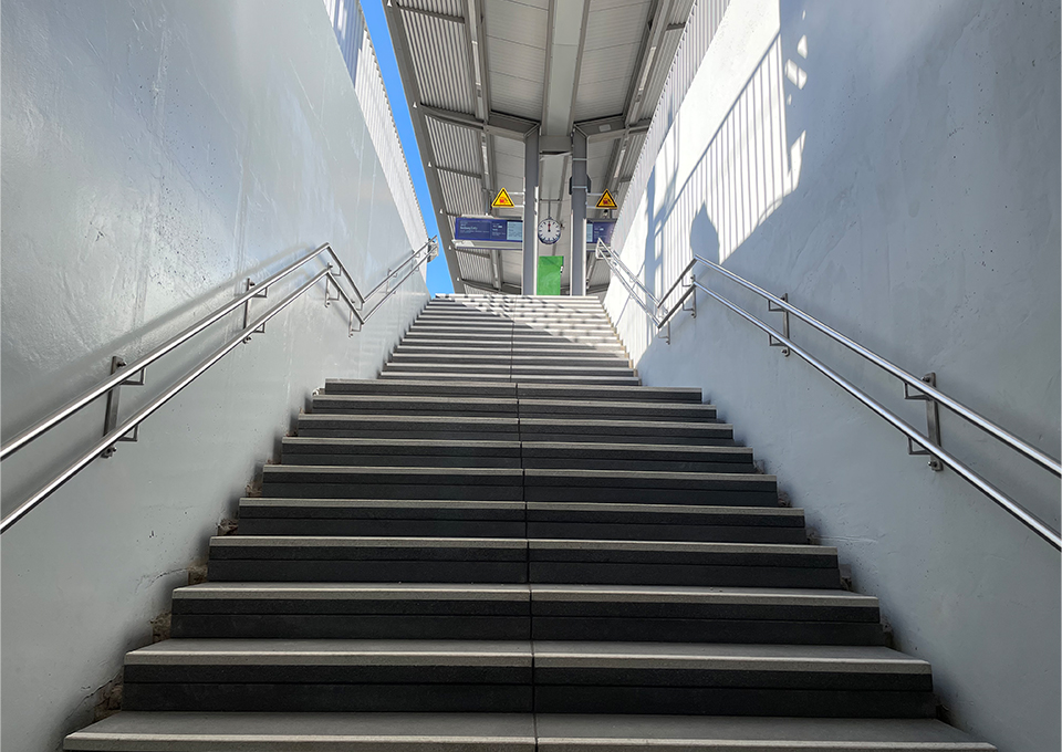 Treppe zum neuen Regionalbahnsteig