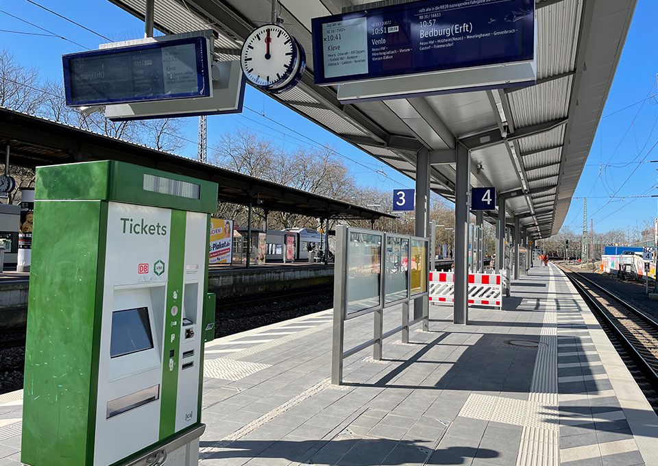 Der neue Regionalbahnsteig mit VRR-Ticketautomaten im Vordergrund, digitalen Fahrgastinformationsanzeigern und Fahrplanaushängen