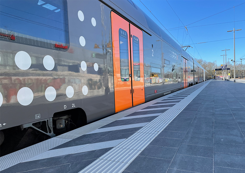 RRX-Zug am Regionalbahnsteig, taktiles Leitsystem an der Bahnsteigkante