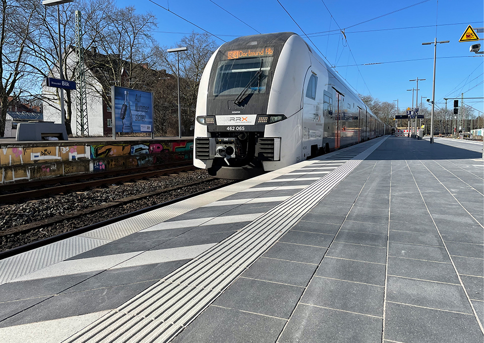 RRX-Zug am Regionalbahnsteig