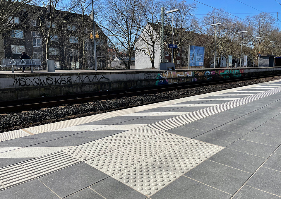 Das taktile Leitsystem am neuen Regionalbahnsteig
