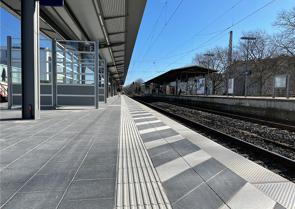 taktiles Leitsystem und Wartebereich mit Wetterschutz