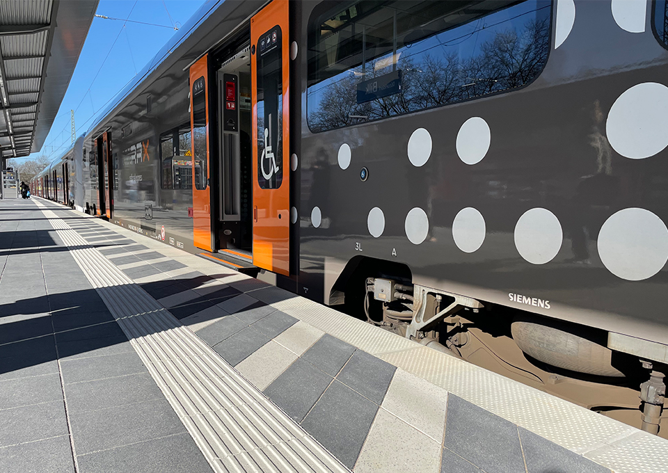 RRX-Zug mit geöffneter Tür am neuen Regionalbahnsteig