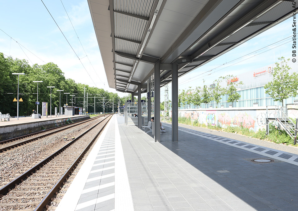 Die Bahnsteige am Regionalhalt Düsseldorf-Bilk mit Gleisen