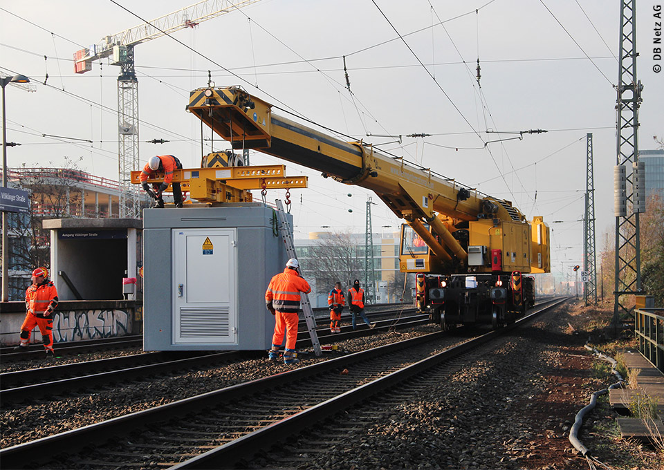 Arbeiten an einer Weichenheizstation an Gleisen