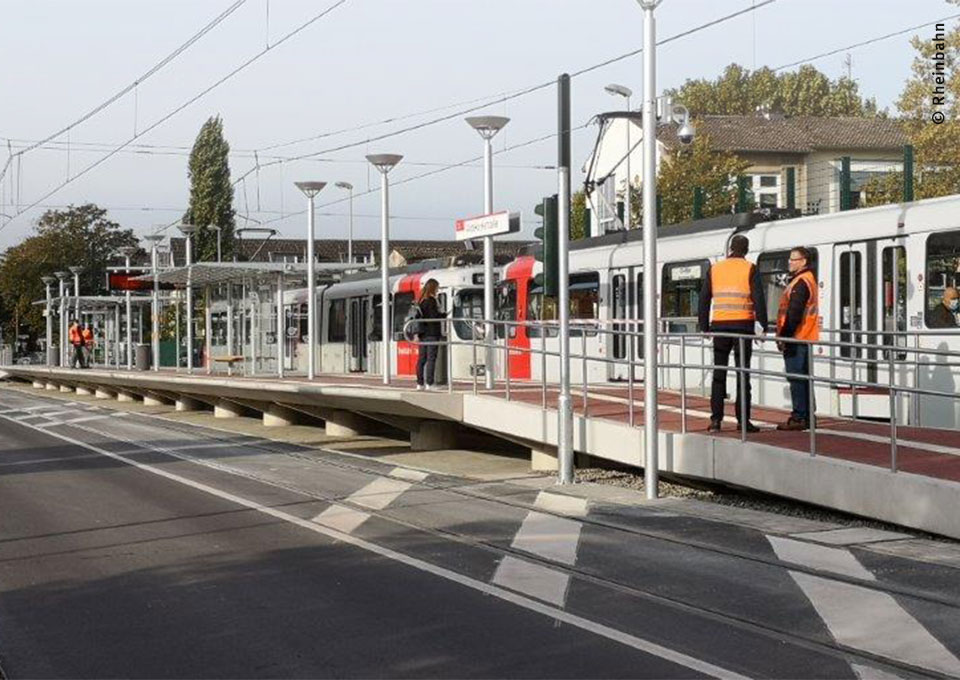 Blick auf die barrierefrei ausgebaute Haltestelle "Aldekerkstraße" in Düsseldorf