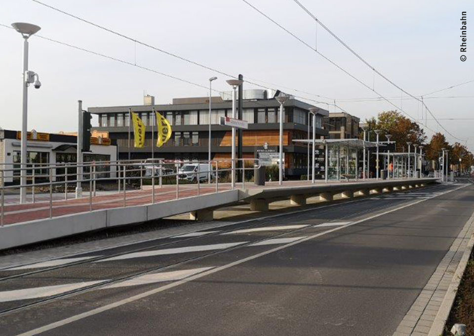 Blick auf die barrierefrei ausgebaute Haltestelle "Aldekerkstraße" in Düsseldorf
