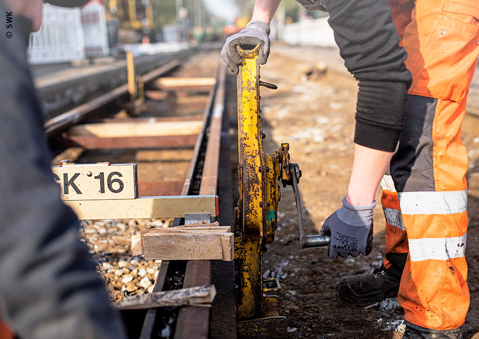 Auf einer Baustelle werden Gleise ausgetauscht.