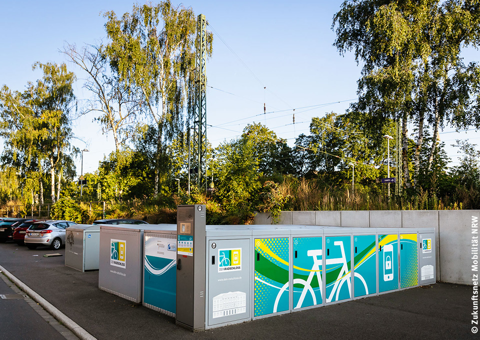 DeinRadschloss-Boxen an einer SPNV-Station 