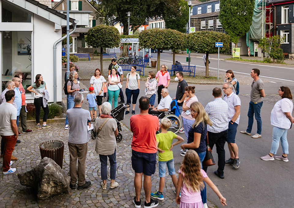 Fußgänger stehen im Kreis