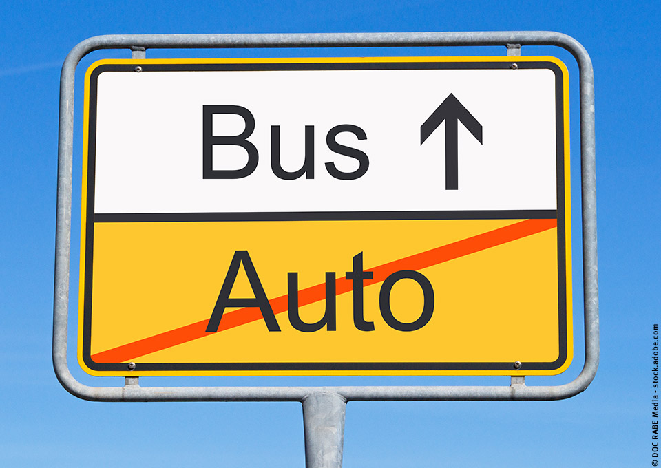 Ein Schild mit den beiden Worten Bus und Auto. Das Wort Auto ist wie bei einem Ortsausgangsschild durchgestrichen.
