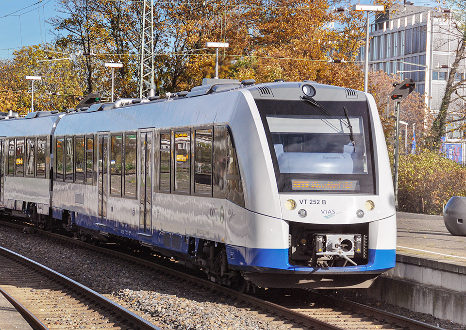 Vias-Zug an einem Bahnsteig von vorne