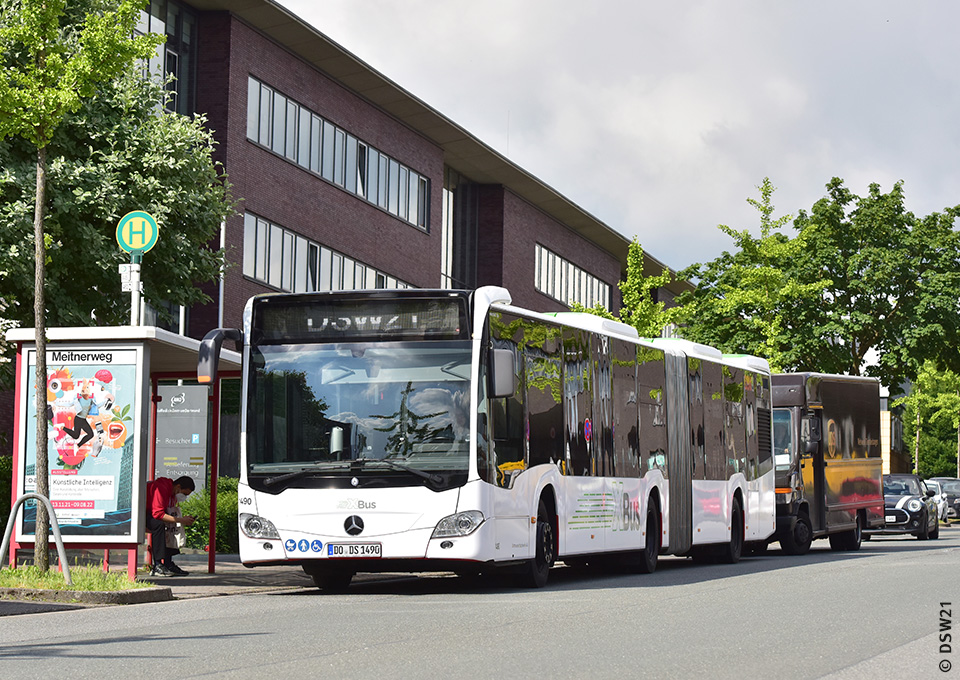 Ein XBus von DSW21 steht an einer Haltestelle