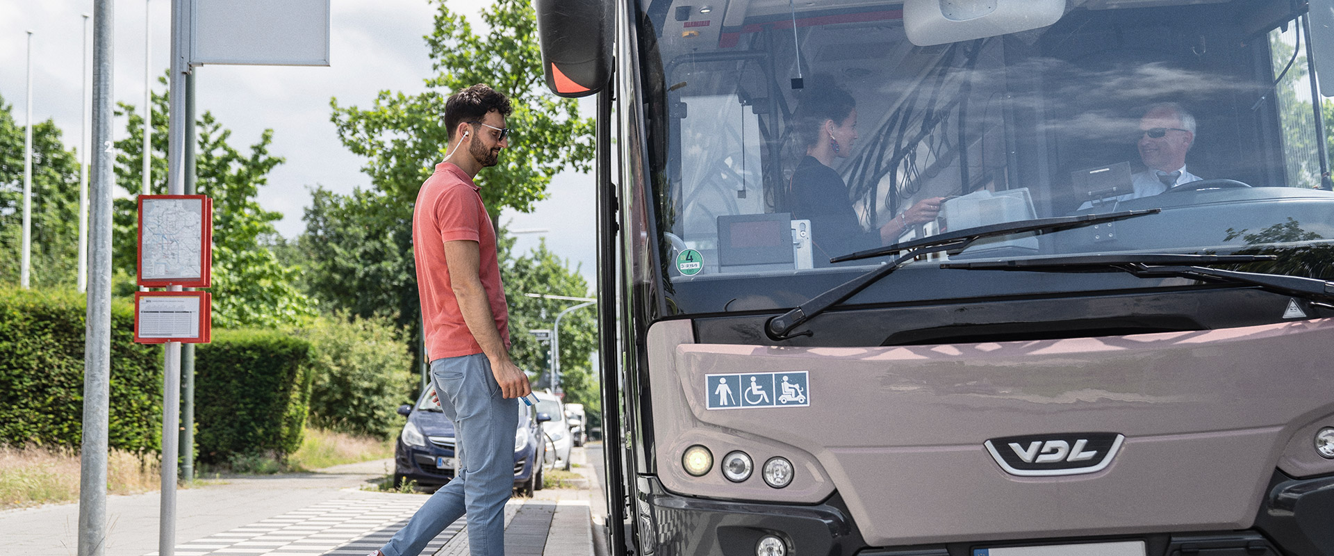 Fahrgäste, die in einen Bus einsteigen