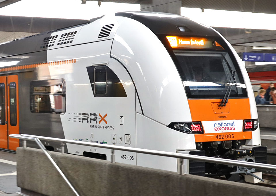 RRX-Zug am Gleis