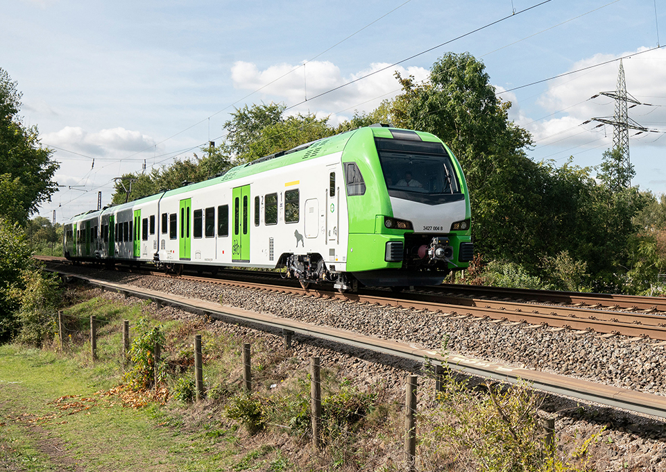 Grün-weißes S-Bahn auf einem Gleis
