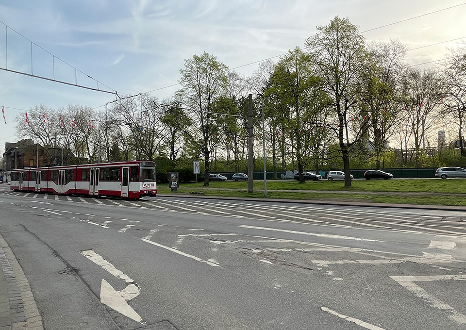 Neubau Haltestelle Brückelstraße: Blick auf den Straßenabschnitt vor Baubeginn, im Bild ist eine Straßenbahn der Linie 903 zu sehen