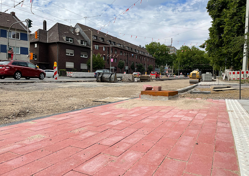 Neubau Haltestelle Brückelstraße: Erste Bauarbeiten, im Vordergrund sind rotes Pflaster und taktile Leitelemente zu sehen