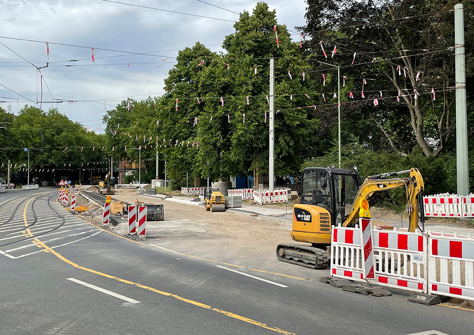 Neubau Haltestelle Brückelstraße: Blick auf die Baustelle, rechts im Bild ist eine Baumaschine zu sehen