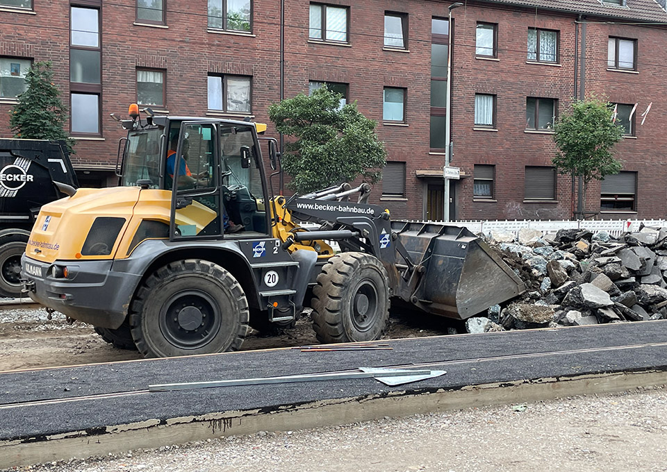 Neubau Haltestelle Brückelstraße: Ein Radlader nimmt mit seiner Schaufel Bauschutt auf