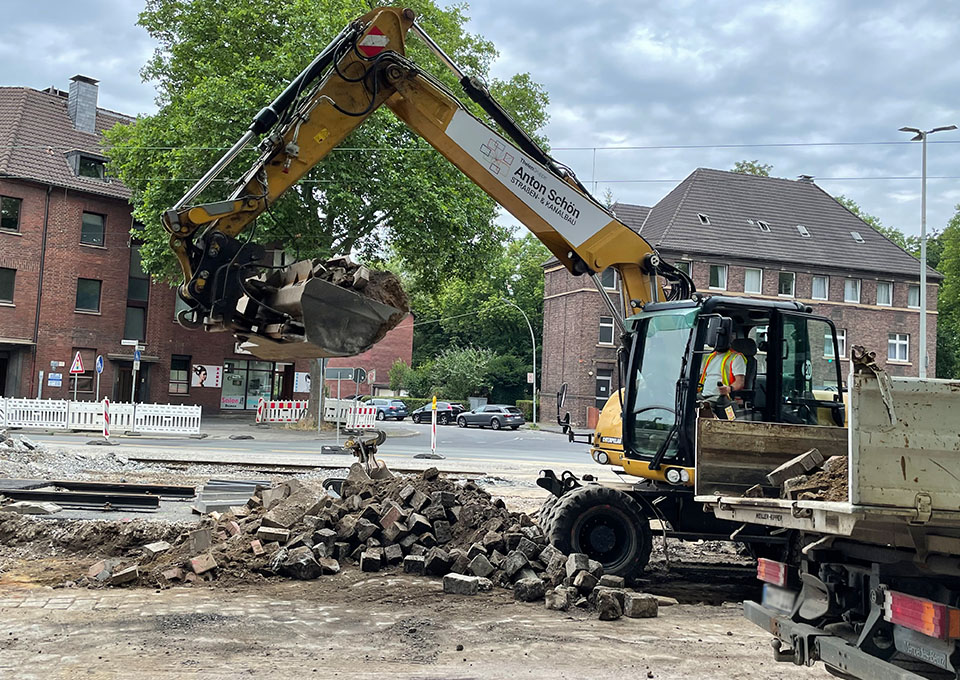 Neubau Haltestelle Brückelstraße: Ein Bagger verraumt altes Kopfsteinpflaster