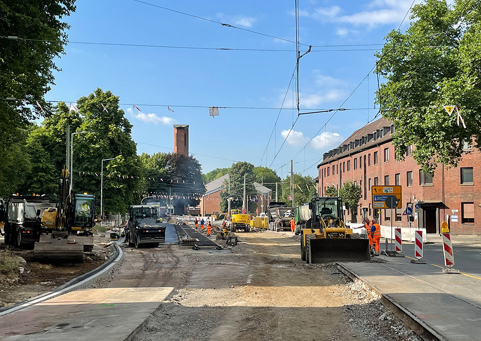 Neubau Haltestelle Brückelstraße: Erdarbeiten mit diversen Baumaschinen