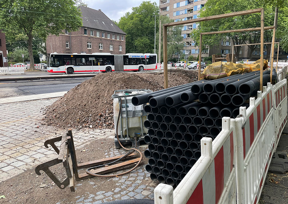 Neubau Haltestelle Brückelstraße: Blick auf gelagerte Materialien, beispielsweise Rohre