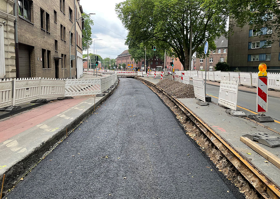 Neubau Haltestelle Brückelstraße: Blick auf einen neu asphaltierten Straßenabschnitt