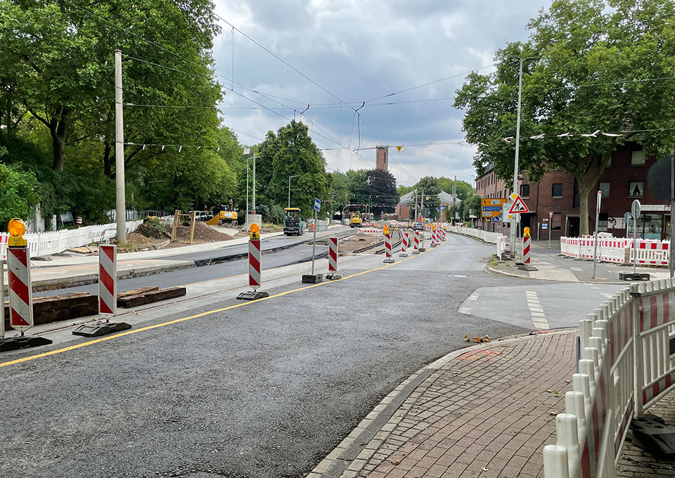 Neubau Haltestelle Brückelstraße: Blick auf den Baustellenabschnitt, an dem die neue Haltestelle sein wird, einige Bereiche der Straße sind neu asphaltiert