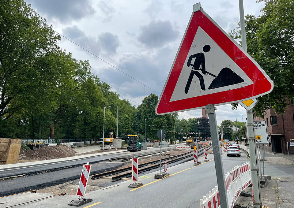 Neubau Haltestelle Brückelstraße: Blick auf die Baustelle, im Vordergrund ist ein Baustellenschild zu sehen