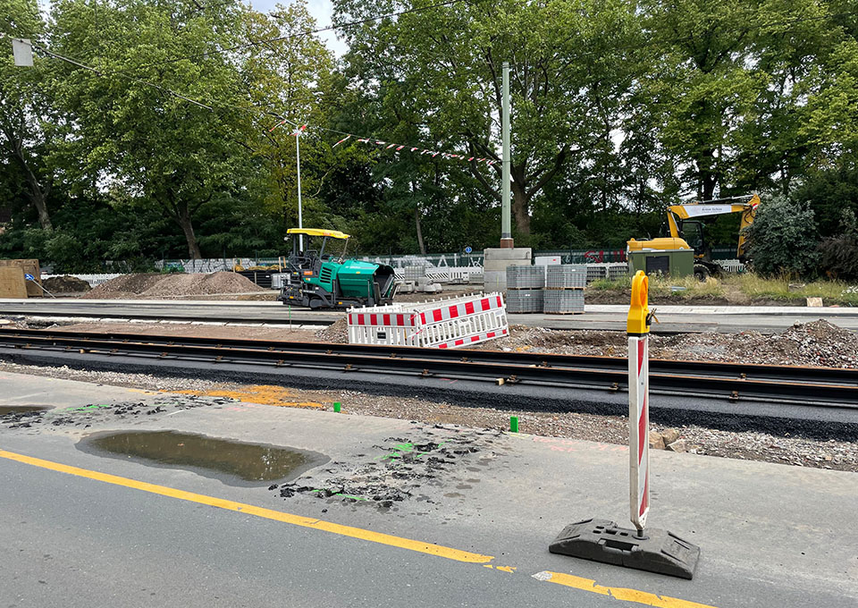 Neubau Haltestelle Brückelstraße: Blick auf die Baustelle, auf neuem Asphalt sind neue Gleise verlegt