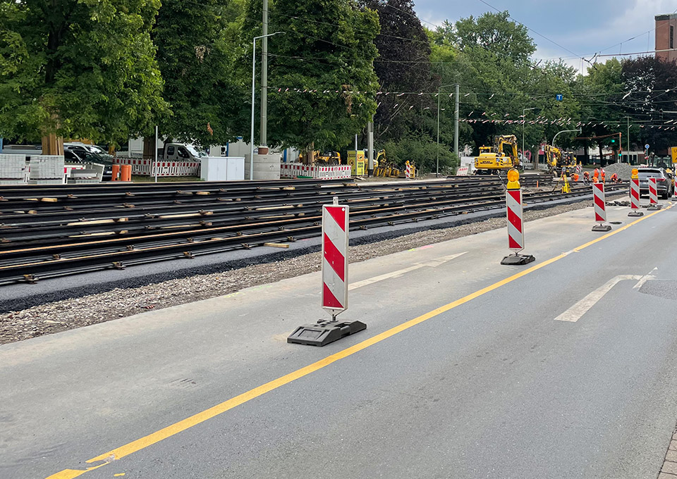 Neubau Haltestelle Brückelstraße: Blick auf die Baustelle mit mehreren aufeinandergestapelten neuen Gleisen