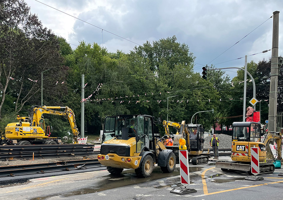 Neubau Haltestelle Brückelstraße: Blick auf die Baustelle mit mehreren Bauarbeitern und Baumaschinen